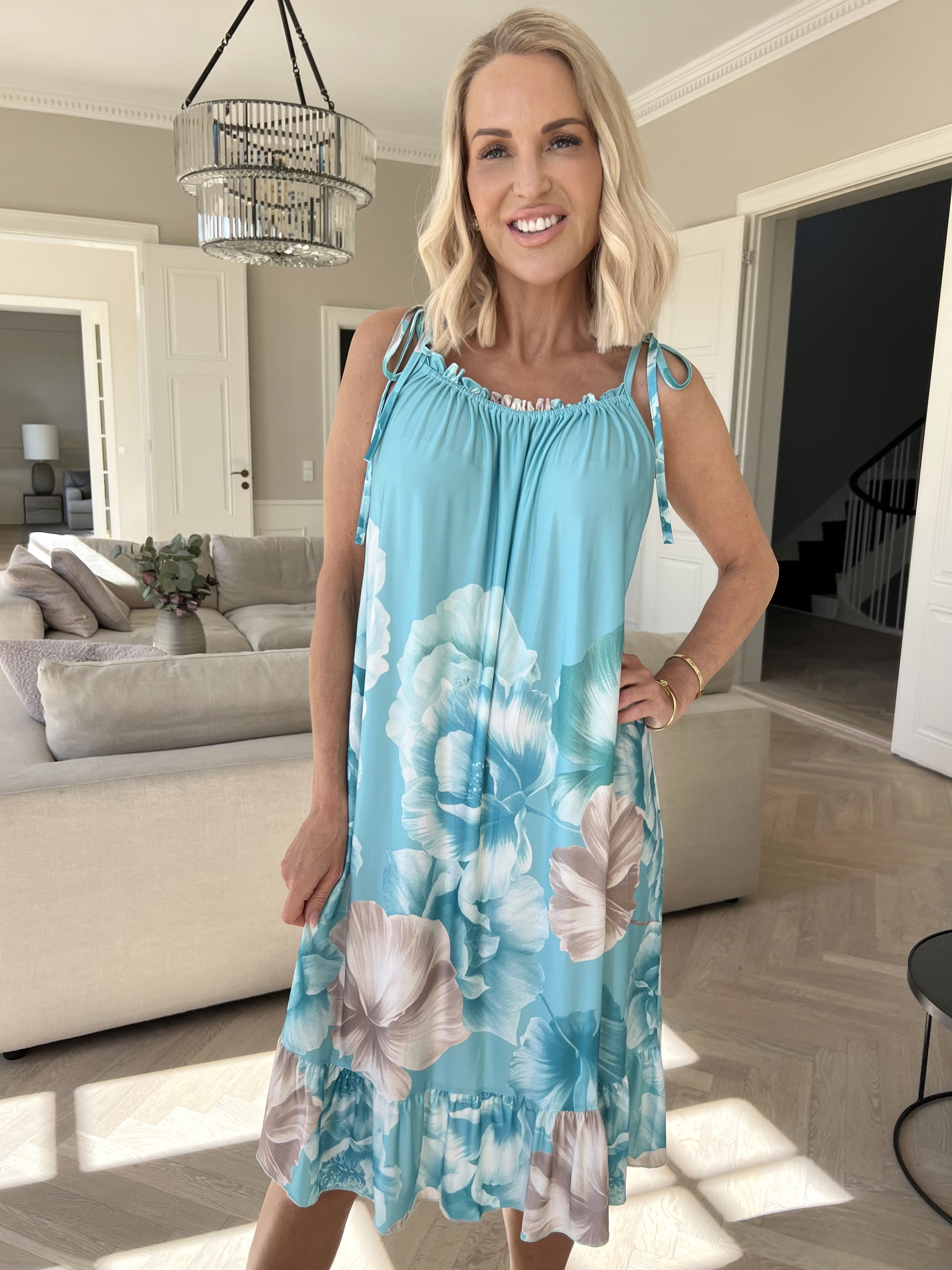 Maya Short - Elastisk strop sommerkjole med blomsterprint